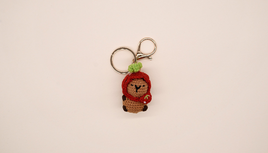 ACCESSORIO CAPIBARA FRAGOLINA UNCINETTO CON ANELLO E MOSCHETTONE 