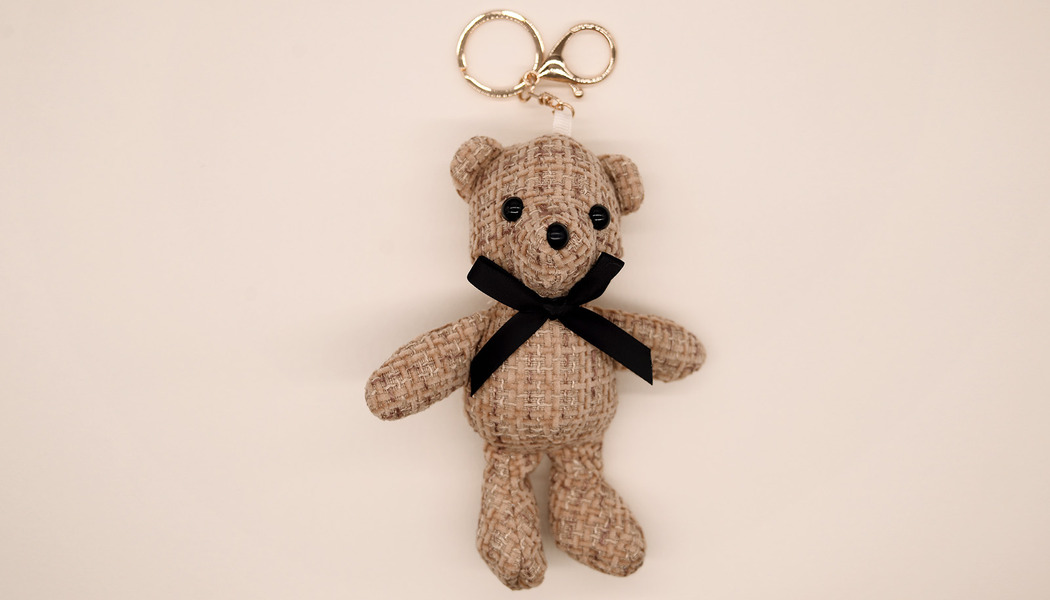 ACCESSORIO ORSETTO CON FIOCCO ANELLO E MOSCHETTONE 