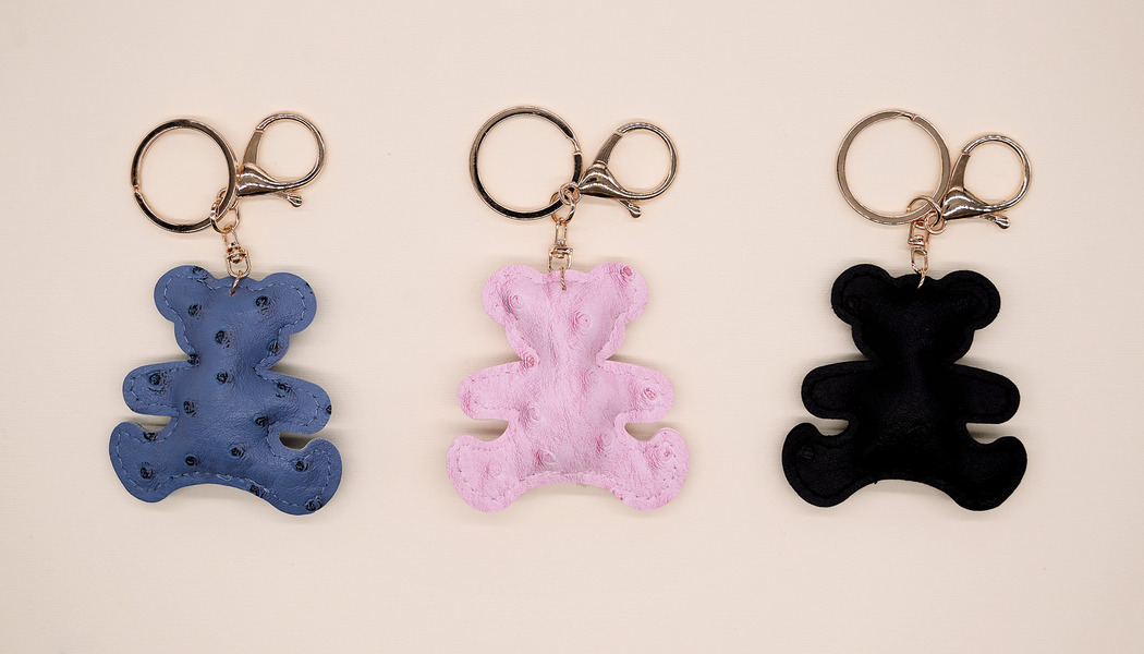 ACCESSORIO ORSETTO EFFETTO PELLE DI STRUZZO CON ANELLO E MOSCHETTONE 