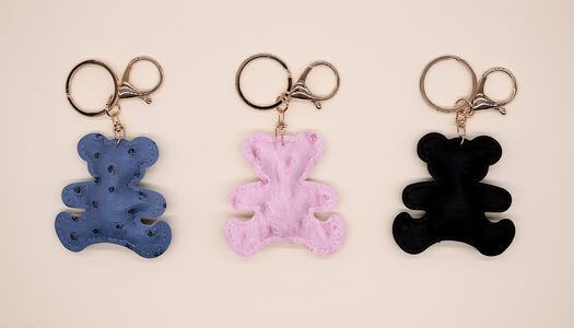 ACCESSORIO ORSETTO EFFETTO PELLE DI STRUZZO CON ANELLO E MOSCHETTONE 