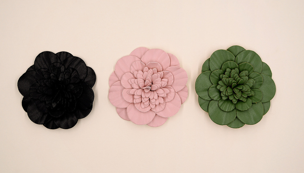 FIORE SIMIL PELLE SAGOMATO A STRATI CON PISTILLI 