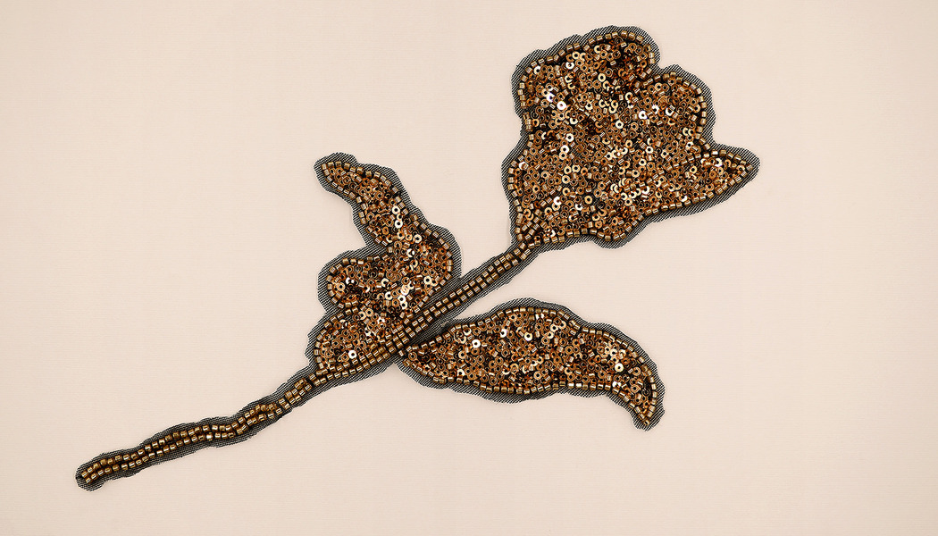 FIORE RICAMATO PERLINE E MICROPAILLETTES CON STELO E FOGLIE 