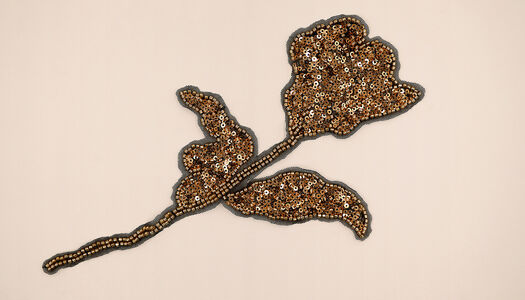 FIORE RICAMATO PERLINE E MICROPAILLETTES CON STELO E FOGLIE 