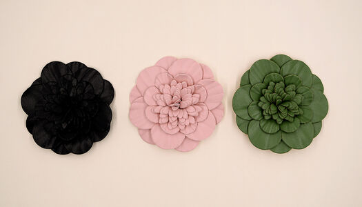 FIORE SIMIL PELLE SAGOMATO A STRATI CON PISTILLI 