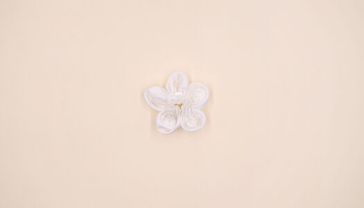 FIORE IN TESSUTO CON RICAMI CENTRALI IN PERLINE E PAILLETTES 