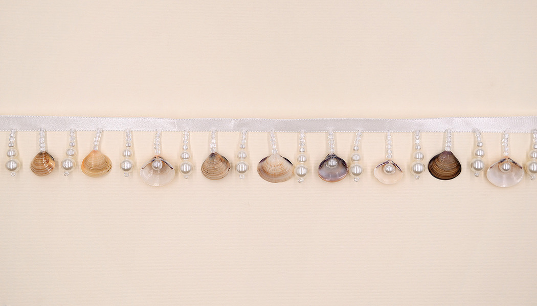 NASTRO IN RASO CON PENDENTI CONCHIGLIE PERLE E PERLINE 