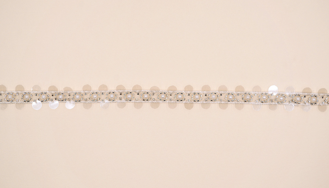 NASTRINO RICAMATO CON PERLINE E BORDI IN PAILLETTES