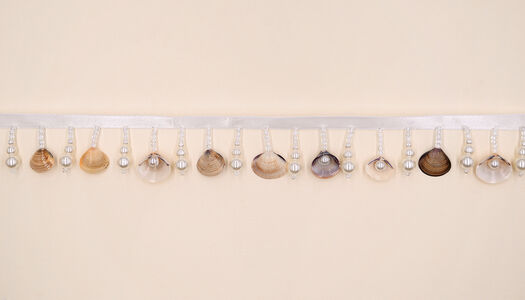 NASTRO IN RASO CON PENDENTI CONCHIGLIE PERLE E PERLINE 