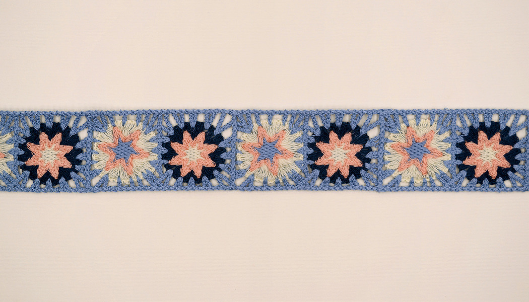 NASTRO TRAFORATO RICAMATO A MACCHINA - MOTIVO FIORI 