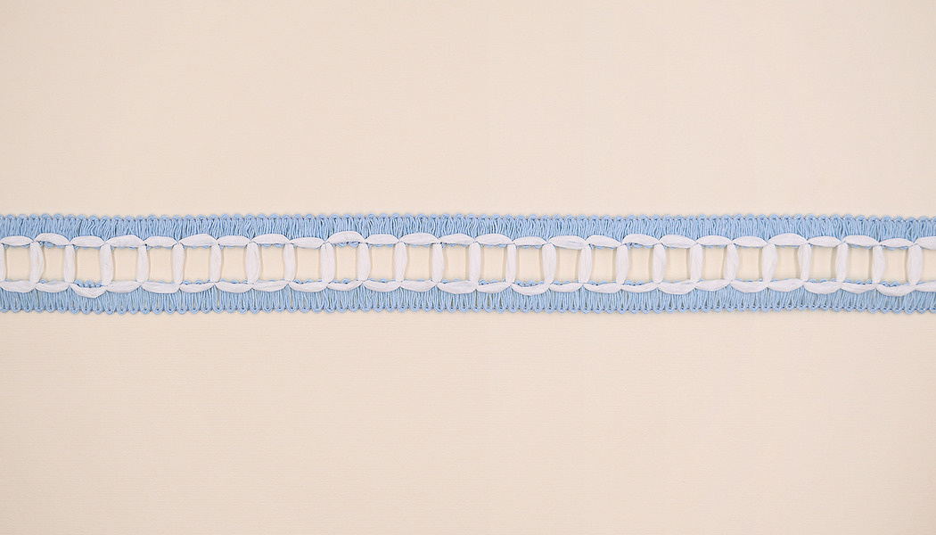 NASTRO TRAFORATO CON DECORAZIONE CENTRALE IN RAFFIA 
