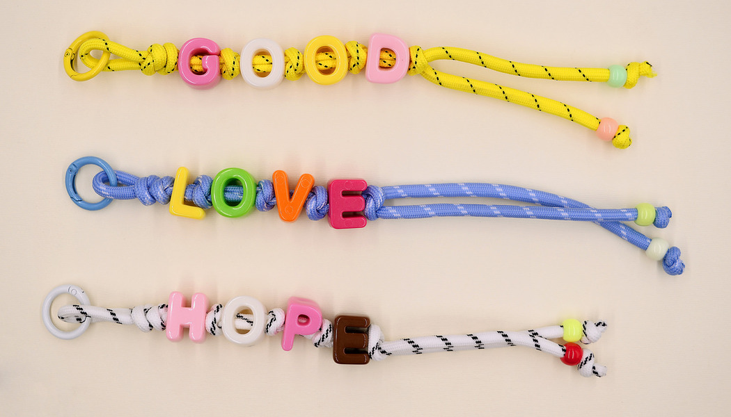 ACCESSORIO CORDA CON MOSCHETTONE E LETTERE 