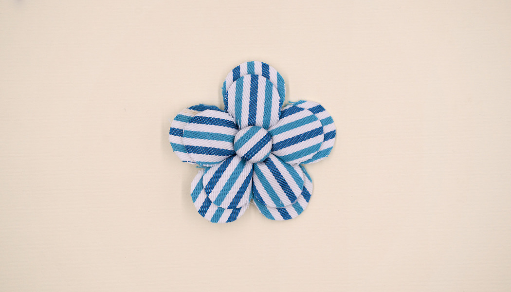 FIORE IN TESSUTO TAGLIO VIVO A STRATI 