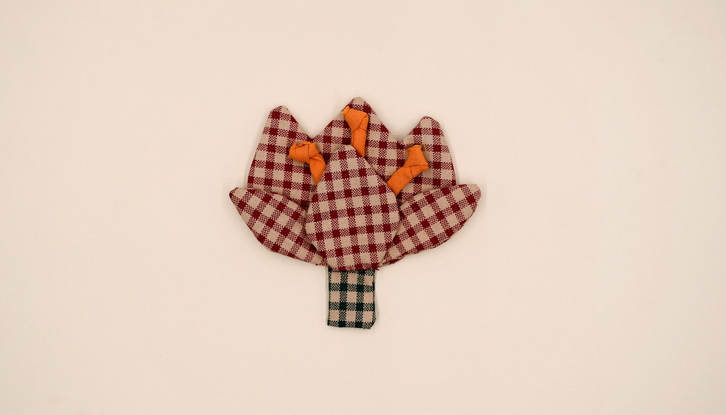 FIORE IM TESSUTO QUADRETTI CON PISTILLI E GAMBO 