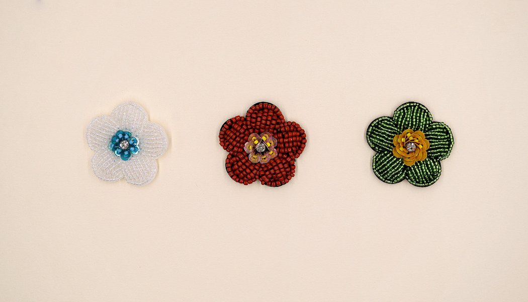 FIORE 5 PETALI RICAMATO CON PERLINE E STRASS - BICOLORE 