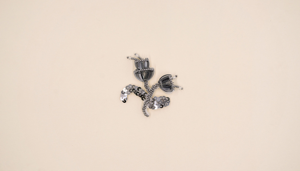 FIORI CON GAMBO E FOGLIE - PAILLETTES E PERLINE 