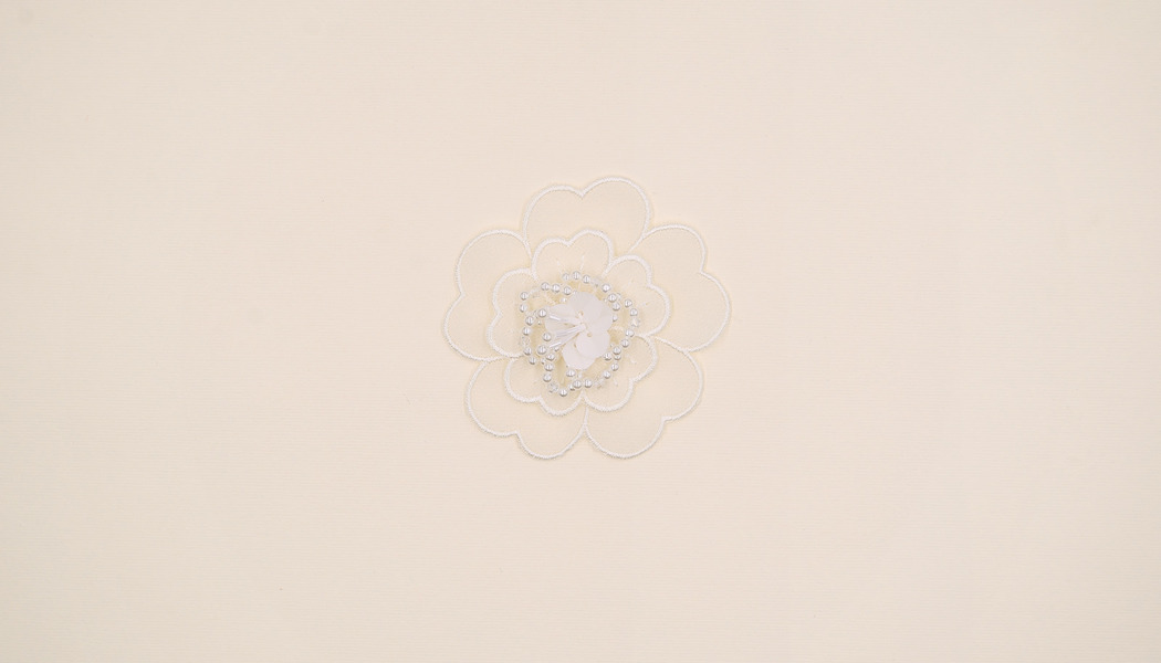 FIORE IN TESSUTO A STRATI RICAMATO - PERLINE E PAILLETTS 
