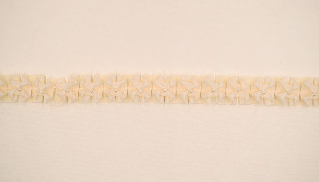 NASTRO TESSUTO RIPEGATO MOTIVO FLOREALE CON PERLINE 