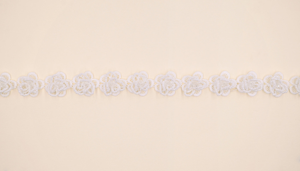 NASTRO IN PIZZO CON RICAMO 3D IN PERLINE 