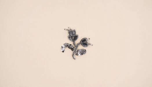 FIORI CON GAMBO E FOGLIE - PAILLETTES E PERLINE 