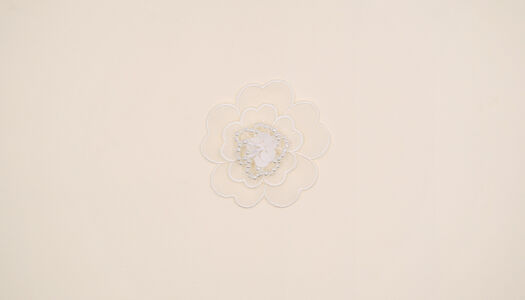 FIORE IN TESSUTO A STRATI RICAMATO - PERLINE E PAILLETTS 