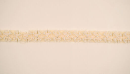 NASTRO TESSUTO RIPEGATO MOTIVO FLOREALE CON PERLINE 