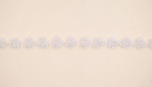 NASTRO IN PIZZO CON RICAMO 3D IN PERLINE 