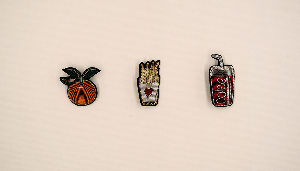 SPILLA FILO INDIANO patatine bibita mandarino occhiali 