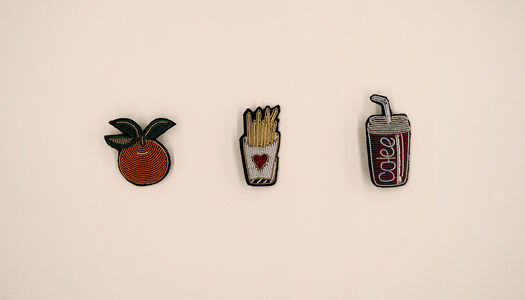 SPILLA FILO INDIANO patatine bibita mandarino occhiali 