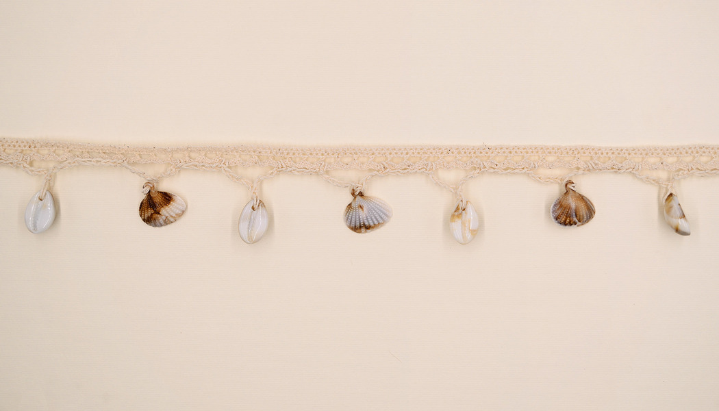 NASTRO MACRAME CON PENDENTI CONCHIGLIE PLASTICA 