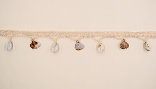 NASTRO MACRAME CON PENDENTI CONCHIGLIE PLASTICA 