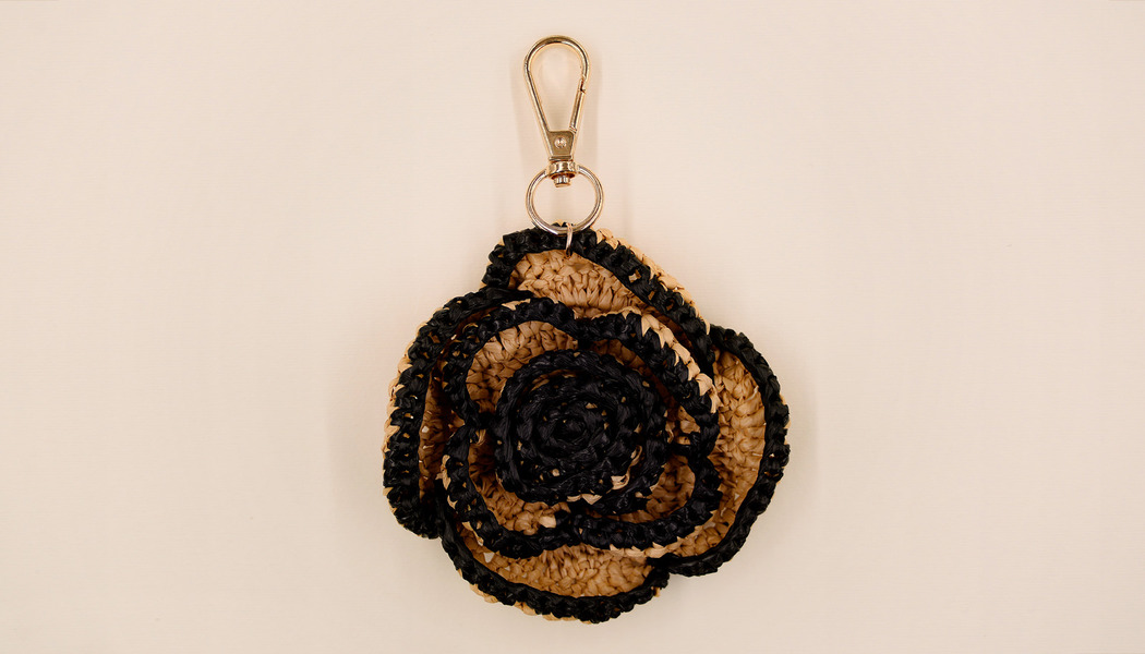 FIORE IN RAFFIA BICOLORE CON MOSCHETTONE 