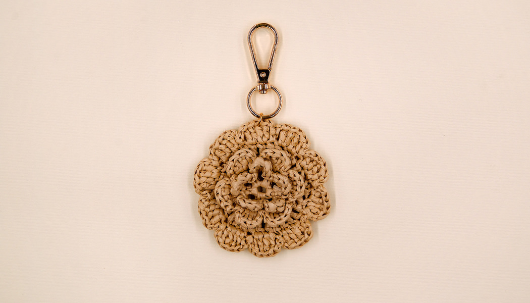 FIORE IN RAFFIA UNCINETTO CON MOSCHETTONE 
