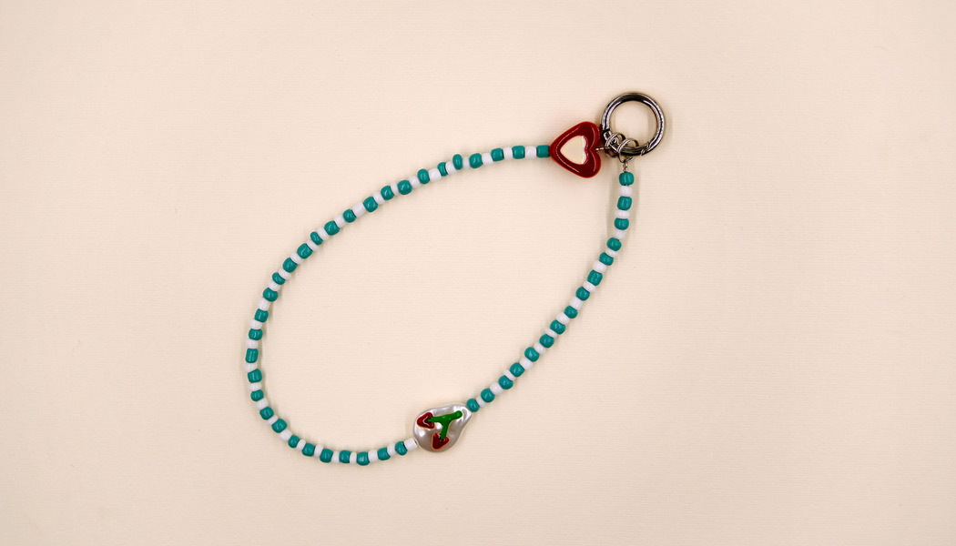 ACCESSORIO CON MOSCHETTONE PERLINE 