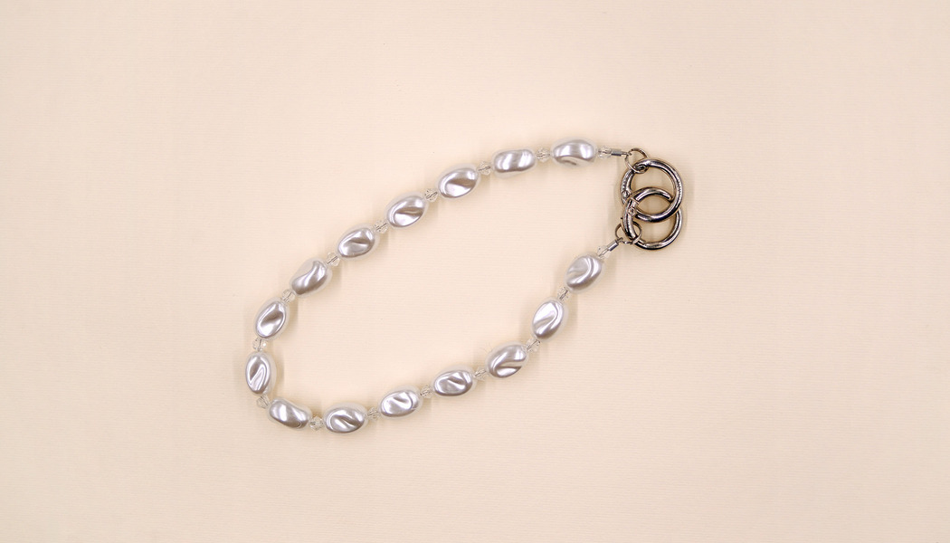 ACCESSORIO CON MOSCHETTONI PERLE E PERLINE 