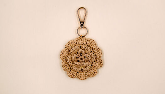 FIORE IN RAFFIA UNCINETTO CON MOSCHETTONE 