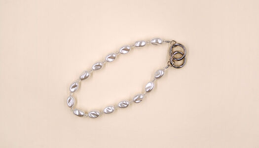 ACCESSORIO CON MOSCHETTONI PERLE E PERLINE 
