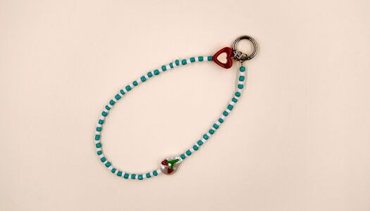 ACCESSORIO CON MOSCHETTONE PERLINE 